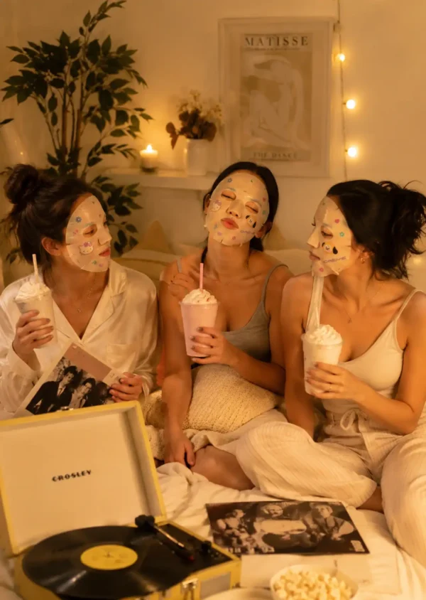 The Crème Shop x Hello Kitty + BT21 Mascarilla Facial Glow Bright Essence