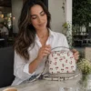 Bolsa Guess Laurel Crossbody con Estampado de Cerezas