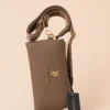 Bolso Crossbody U.S. POLO ASSN. Beige con Solapa y Correa Ajustable