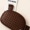 Bolso Unisex Crossbody Steve Madden Café con Diseño Tejido
