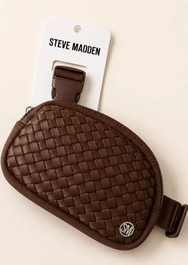 Bolso Unisex Crossbody Steve Madden Café con Diseño Tejido