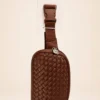 Bolso Unisex Crossbody Steve Madden Café con Diseño Tejido