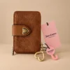 Cartera compacta Juicy Couture con monograma Camel