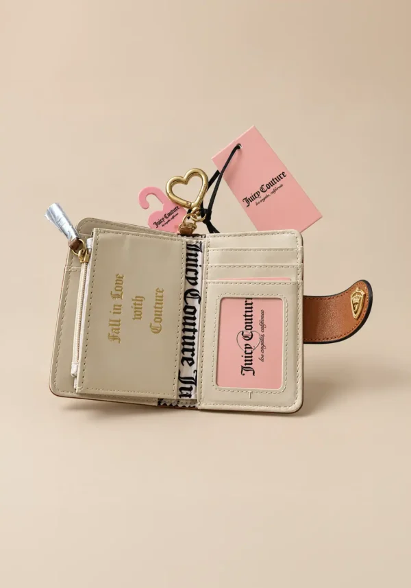 Cartera compacta Juicy Couture con monograma Camel