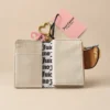 Cartera compacta Juicy Couture con monograma Camel