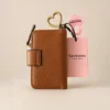 Cartera compacta Juicy Couture con monograma Camel