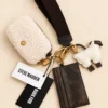 Muñequera Steve Madden Faux Fur con Tarjetero y Charm de Borreguito