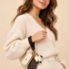 Muñequera Steve Madden Faux Fur con Tarjetero y Charm de Borreguito