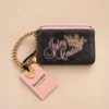 Cartera Muñequera Juicy Couture Café y Rosa, acabado velour, con cadena dorada