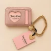 Cartera Muñequera Juicy Couture Café y Rosa, acabado velour, con cadena dorada